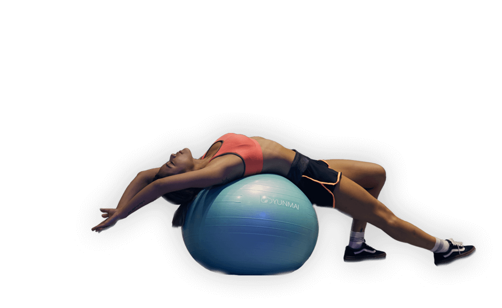 Das Bild zeigt eine Frau auf einem Gymnastikball